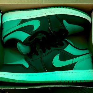 Hey guys I’m back , here are some green and black air Jordan 1 low se .